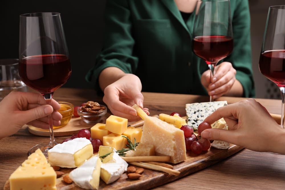 Tasting wine differences with a cheese platter